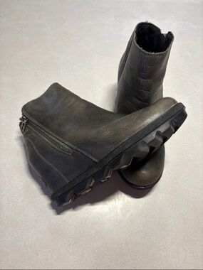 Sorel Black Leather Ankle Boots with Side Zipper